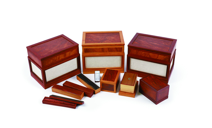 2025년 대한민국공예품대전에서 대통령상을 받은 소중한 작가의 '연화' 시리즈. 전통 문방사우(文房四友)의 미학을 현대적 쓰임으로 확장했다.