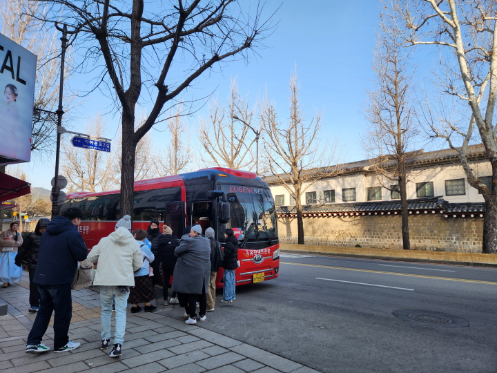 북촌과는 또 다른 서촌의 매력에 서촌을 찾는 국내·외 방문객들이 늘어나고 있다.