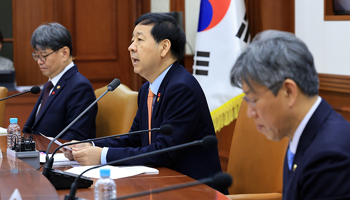 구윤철 부총리 겸 재정경제부 장관이 26일 서울 종로구 정부서울청사에서 열린 대외경제장관회의에서 모두발언을 하고 있다.(사진=저작권자(c) 연합뉴스, 무단 전재-재배포 금지)