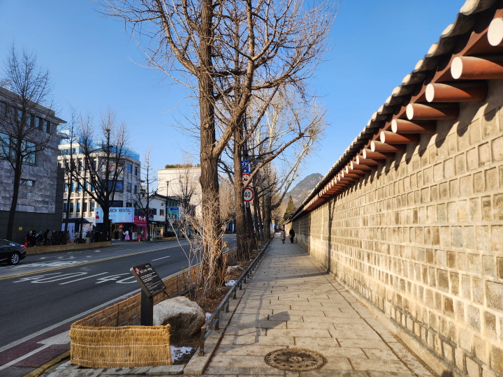 서촌은 경복궁 서쪽 담장을 따라 걷는 것에서 시작한다. 궁궐을 찾은 관광객의 동선이 자연스럽게 골목으로 이어진다.