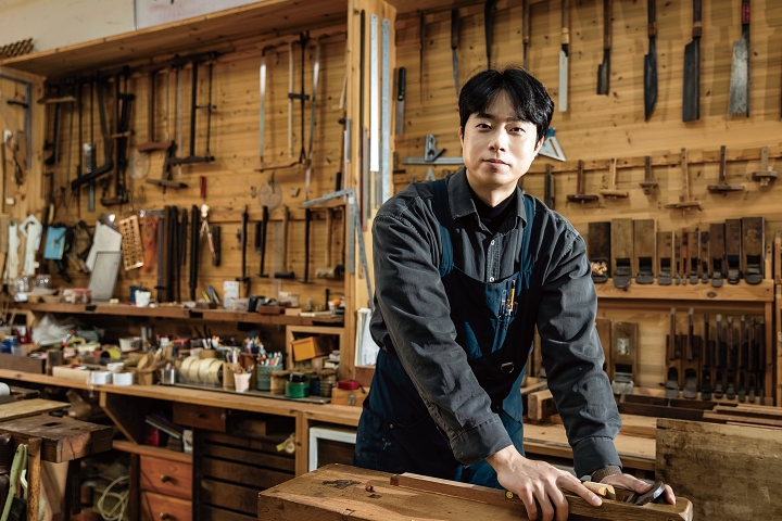 국가무형유산 소목장(小木匠) 이수자로 전통 공예의 명맥을 지키면서 현대적인 감각을 접목한 가구를 제작하고 있는 소중한 작가.