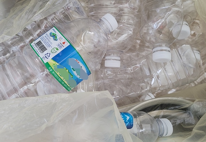 예전 분리수거장에서 라벨이 붙은 채 놓인 페트병이 있어 라벨 전용함이 생겼다.