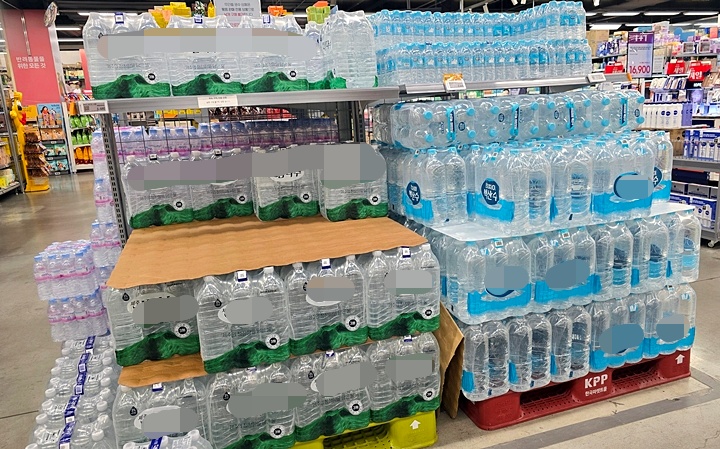 마트 내 무라벨 먹는샘물이 진열돼 있다.