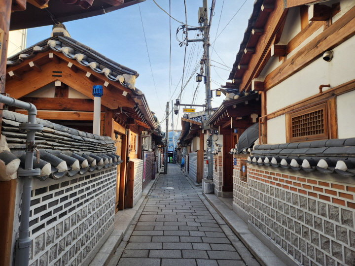 서촌은 전통과 현대가 분리되지 않고 공존하는 공간이다. 골목을 사이에 두고 우리의 전통 한옥이 즐비하다.