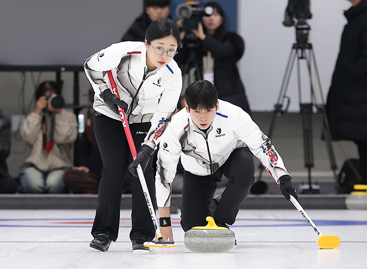 컬링 믹스더블 김선영과 정영석이 지난 7일 충북 진천선수촌 챔피언하우스에서 열린 2026 밀라노코르티나동계올림픽대회 D-30 미디어데이 및 훈련 공개에서 훈련을 하고 있다.(ⓒ뉴스1, 무단 전재-재배포 금지)