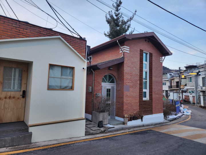 서촌에 자리한 현대식 주택은 외관부터 창문, 색감까지 서로 달라 똑같은 집을 찾기 어렵다.