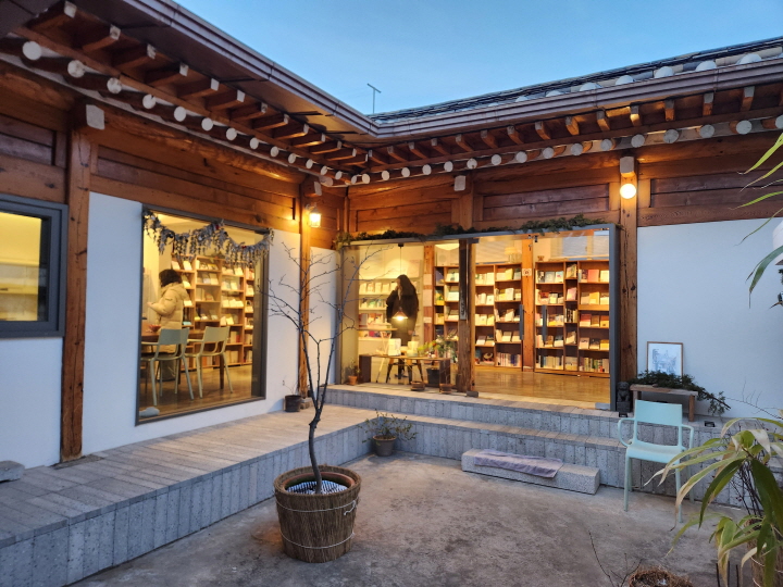 서촌 골목을 따라 걷다보면 동네의 결을 고스란히 담은 작은 공간들이 많다. 사진은 '서촌 그 책방' 풍경.