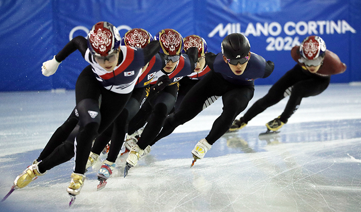 쇼트트랙 국가대표 선수들이 동계올림픽 개막 14일 전인 23일 충북 진천국가대표선수촌 빙상장에서 훈련하고 있다.(ⓒ뉴스1, 무단 전재-재배포 금지)