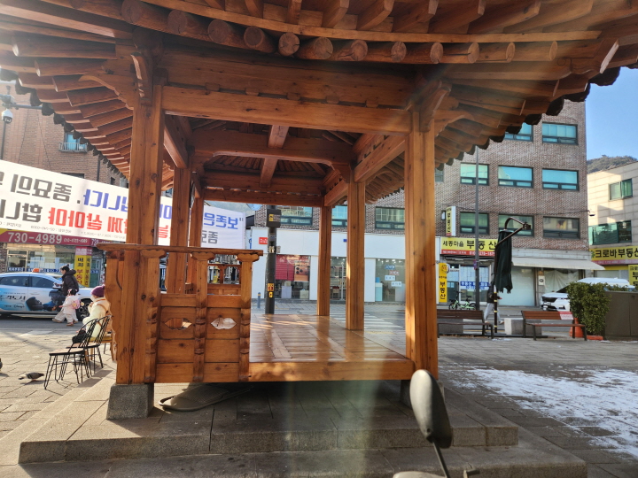 통인시장 입구에 자리한 정자는 주민들 및 방문객의 쉼터로 머무르기 좋다.