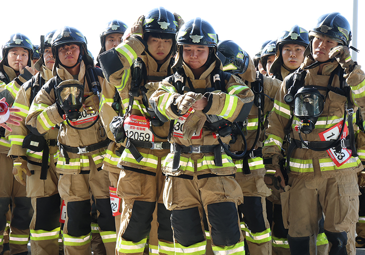 30일 부산 해운대구 엘시티에서 열린 전국소방공무원 엘시티(LCT) 계단 오르기 대회에서 20㎏ 달하는 화재진압 장비를 착용한 소방대원들이 출발을 기다리고 있다. 2024.10.30 (사진=저작권자(c) 연합뉴스, 무단 전재-재배포 금지)