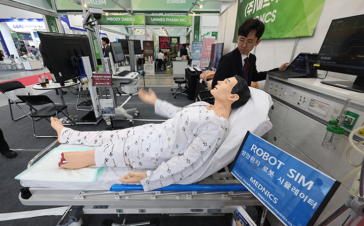 20일 대구 북구 엑스코에서 개막한 '2025 메디엑스포 코리아'에서 참가 부스 직원들이 의료기기 시연을 하고 있다. 2025.6.20 (사진=저작권자(c) 연합뉴스, 무단 전재-재배포 금지)