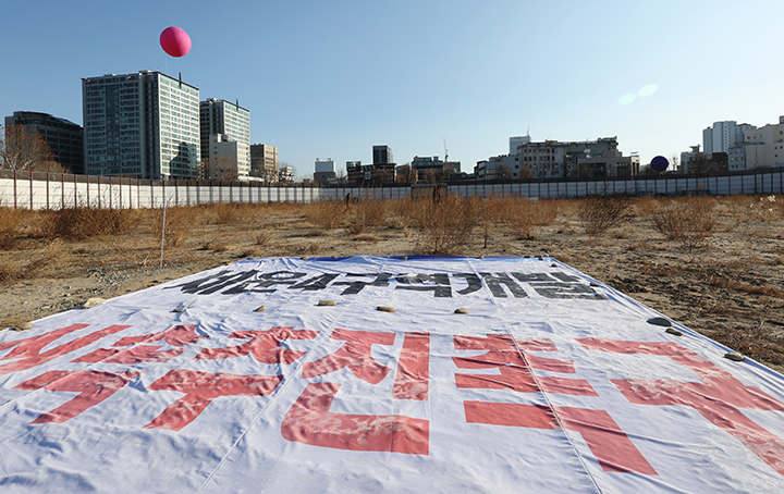 종묘 맞은편 세운4구역의 고층 건물 재개발을 관련 공방이 뜨거운 가운데 25일 서울 세운4구역 부지에서 관계자들이 대형풍선을 설치하고 있다. 이 풍선은 부지 개발 관련 조망 시뮬레이션 위해 설치했다. 2025.12.25 (사진=저작권자(c) 연합뉴스, 무단 전재-재배포 금지)