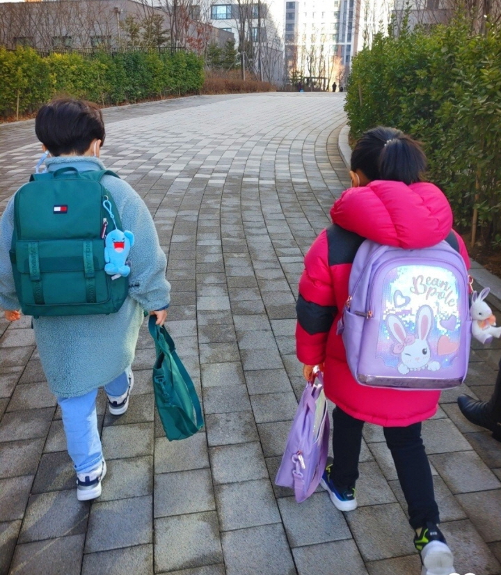 아이들이 초등학교에 입학할 때, 육아에 대한 부모들의 고민은 커진다.