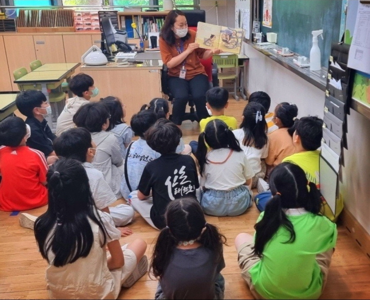 초등학교 늘봄, 돌봄 등의 프로그램을 통해 아이들은 학교에서 안전하게 생활할 수 있다.