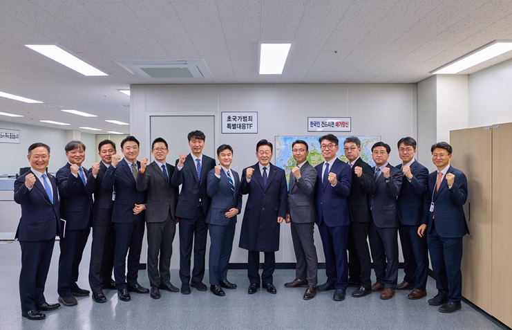 이재명 대통령이 26일 서울 세종대로 정부서울청사 내 위치한 초국가범죄 특별대응 TF를 찾아 직원들과 기념촬영을 하고 있다. (청와대 제공) 2026.1.26 (ⓒ뉴스1, 무단 전재-재배포 금지)