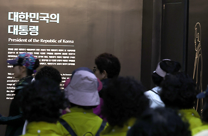 세종시 어진동 대통령기록관을 찾은 관람객들이 전시공간을 둘러보고 있다. 2025.4.8 (ⓒ뉴스1, 무단 전재-재배포 금지)