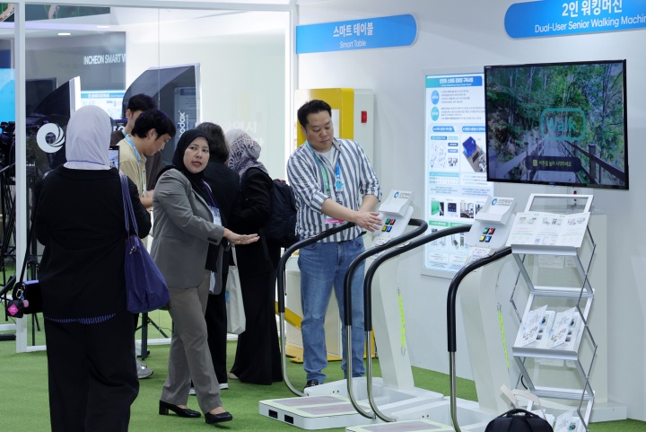 경기도 고양시 킨텍스 제1전시장에서 열린 수도권 최대 규모 도시 솔루션 전시회 '2025 월드 시티테크 엑스포(World CITYTech Expo 2025)에서 해외 바이어들이 스마트시티에 관심을 보이고 있다. 2025.9.24. (ⓒ연합뉴스, 무단 전재-재배포 금지)