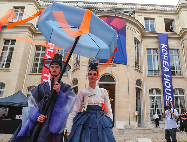 지난 2024년 파리올림픽 코리아하우스에서 '한국의 날' 행사가 열려 한국공예디자인문화진흥원이 한복 패션쇼를 선보이고 있다.2024.8.2.(ⓒ뉴스1, 무단 전재-재배포 금지)
