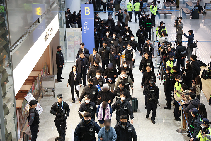 캄보디아에서 스캠(scam&middot;사기), 인질강도 등 범행을 저지른 한국인 범죄 조직원들이 23일 인천국제공항을 통해 국내로 송환돼 수사기관으로 압송되고 있다. 2026.1.23 (사진=저작권자(c) 연합뉴스, 무단 전재-재배포 금지)