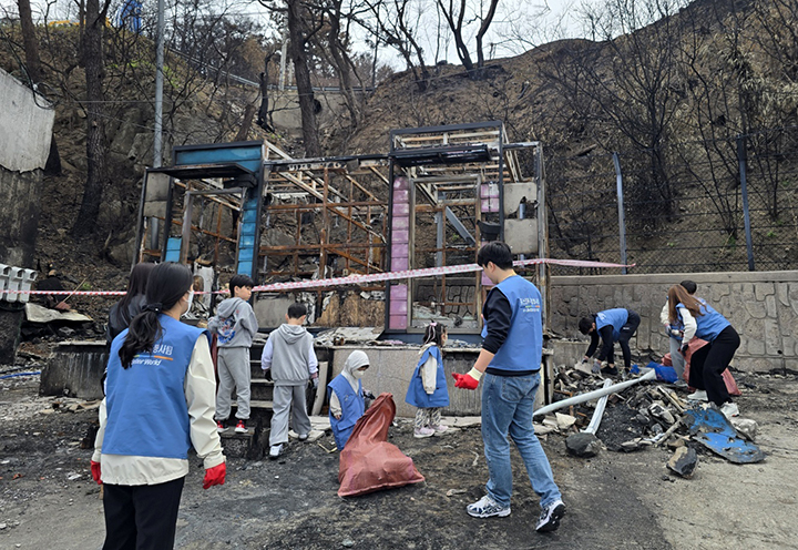 경북 포항시에 있는 포스코퓨처엠 내화물2공장 봉사단이 초대형 산불 피해지역인 영덕군 해안 마을인 노물리에서 복구 작업에 힘을 보탠 후 준비한 200만원 상당의 위문품 마을에 전달했다. 2025.4.21 (ⓒ뉴스1, 무단 전재-재배포 금지)