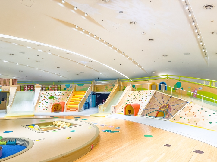 숨은 땅굴터널이 있는 정글 언덕