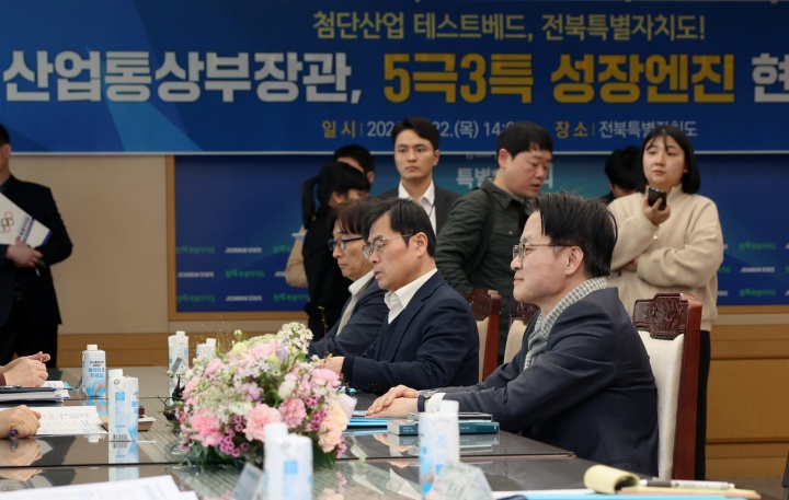 김정관 산업통상부 장관이 22일 오후 전북특별자치도청에서 김관영 전북특별자치도 도지사와 면담을 하고 있다.(ⓒ뉴스1, 산업통상부 제공, 무단 전재-재배포 금지)