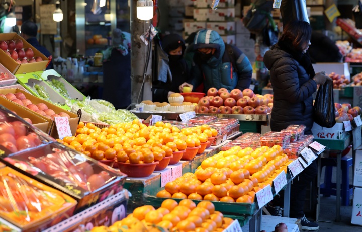 정부가 역대 최대 규모의 공급·할인 대책을 담은 '2026년 설 민생안정 대책'을 발표한 28일 오전 서울 동대문구의 한 전통시장에서 시민들이 장을 보고 있다. (ⓒ뉴스1, 무단 전재-재배포 금지)