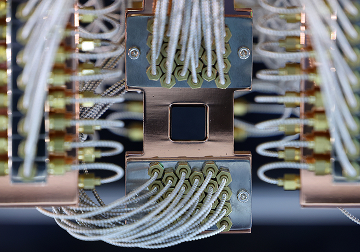 서울 서초구 aT센터에서 열린 '퀀텀 코리아 2025'의 한 참가 업체 부스에 컴퓨터의 CPU에 해당하는 양자처리장치(QPU)가 전시돼 있다.2025.6.24.(사진=저작권자(c) 연합뉴스, 무단 전재-재배포 금지)