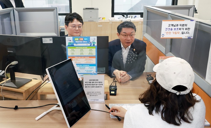 이억원 금융위원장이 23일 오전 서울 중구 중앙 서민금융통합지원센터에 방문해 상담현장을 둘러보고 있다. 2025.10.23 (ⓒ뉴스1, 금융위원회 제공, 무단 전재-재배포 금지)