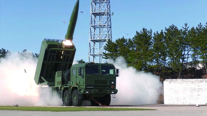 폴란드 수출형 천무인 호마르-K에서 CTM290 미사일이 발사되고 있다.