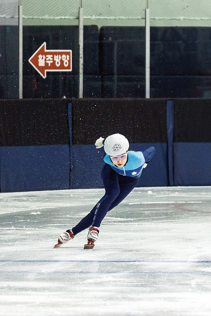 최민정이 2026 밀라노-코르티나 동계올림픽을 앞두고 실내빙상장에서 훈련을 하고 있다.