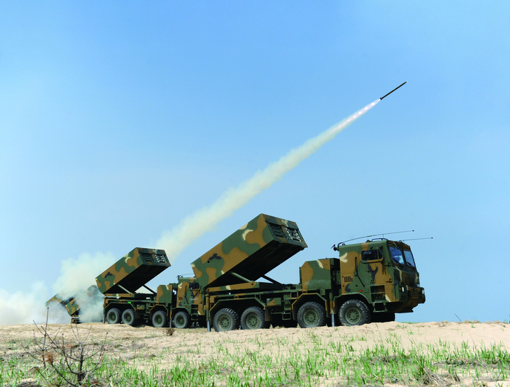 한국형 다연장 미사일 체계인 천무(K-239)에서 미사일이 발사되고 있다.