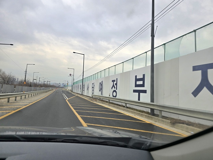 행정중심복합도시 S-1 생활권으로 구획된 세종시 세종동 절재로를 따라 이동하는 모습.