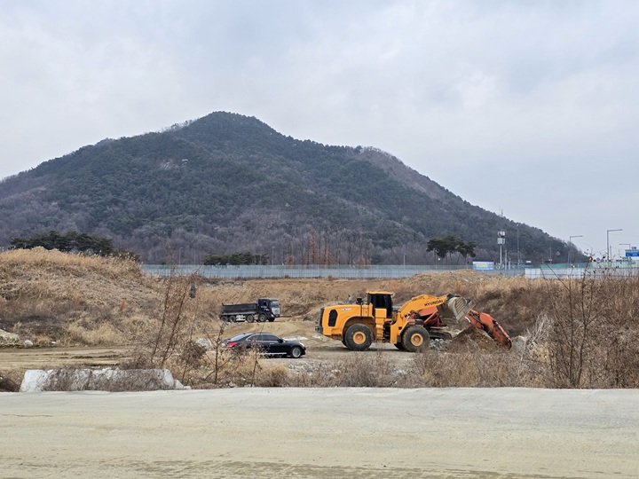 국회 세종의사당은 현재 터파기 공사가 한창인 가운데 그 뒤로 전월산이 보인다.