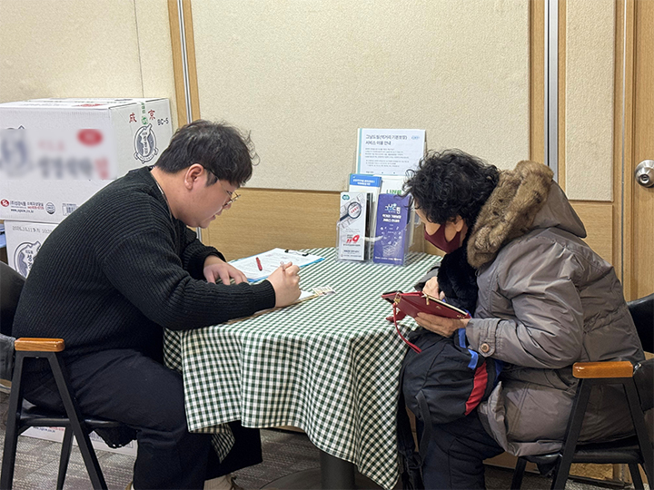 '그냥드림' 사업은 2회차 이용부터 맞춤형복지팀과 연계한 복지상담으로 이어진다. 이날 2회차 이용자가 복지상담을 받는 모습 (사진=정책브리핑)