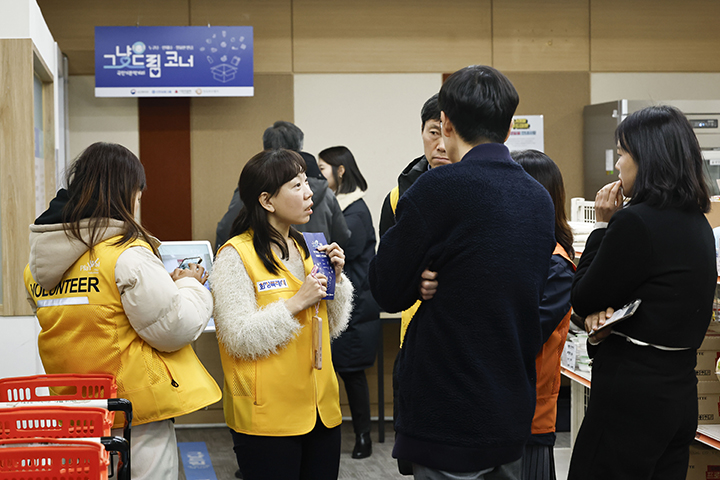 '그냥드림' 공간 재구성에 재능기부를 하는 화성시자원봉사센터 봉사자들 (사진=화성시)