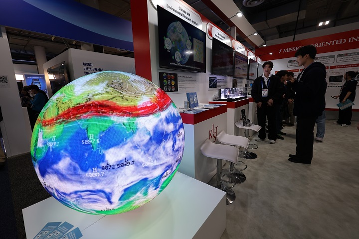 지난 7일(현지시간) 미국 네바다주 라스베이거스 베네시안 컨벤션센터에서 열린 CES에 참가한 한국과학기술연구원(KIST) 부스에 지구 모형이 놓여져 있다.2026.1.8.(사진=저작권자(c) 연합뉴스, 무단 전재-재배포 금지)