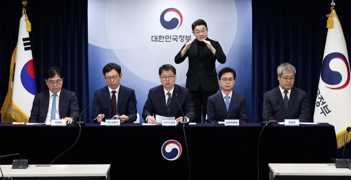 김용수 국무조정실 국무2차장(가운데)이 지난해 10월 30일 서울 종로구 정부서울청사에서 열린 부동산 불법행위 대응 관계 부처 합동 브리핑에서 부동산 불법행위 대응 경과 및 향후 계획 등을 발표하고 있다. 2025.10.30. (ⓒ뉴스1, 무단 전재-재배포 금지)