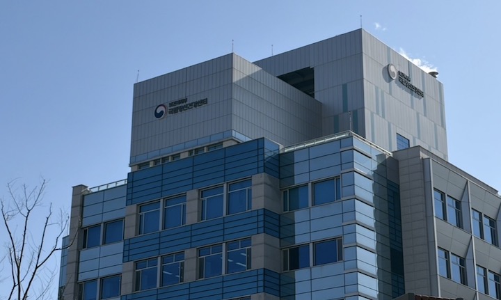 우울증 VR 전시인 '다크닝'을 관람하기 위해 방문한 국립정신건강센터의 모습이다.