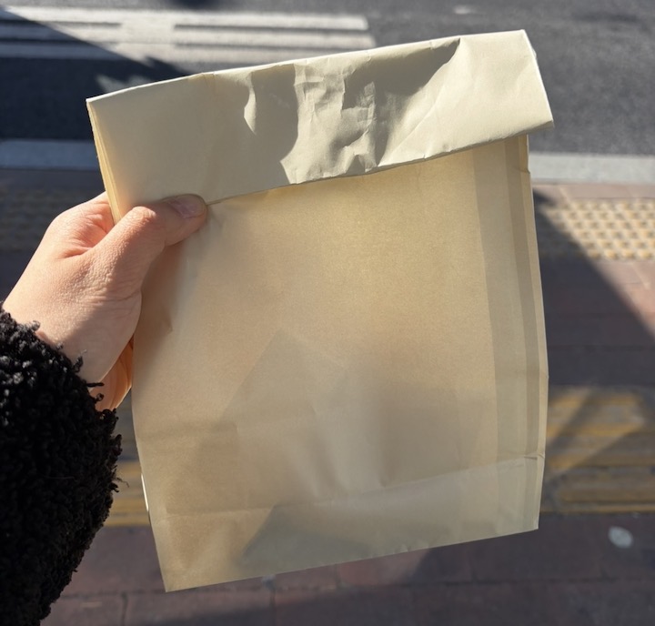 비닐이나 플라스틱 대신 간단한 종이 포장으로 포장된 빵의 모습이다.