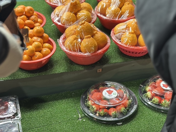 과일 가게에 진열된 제철 과일들.