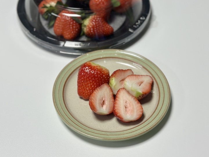 언양알프스시장에서 구매한 딸기.