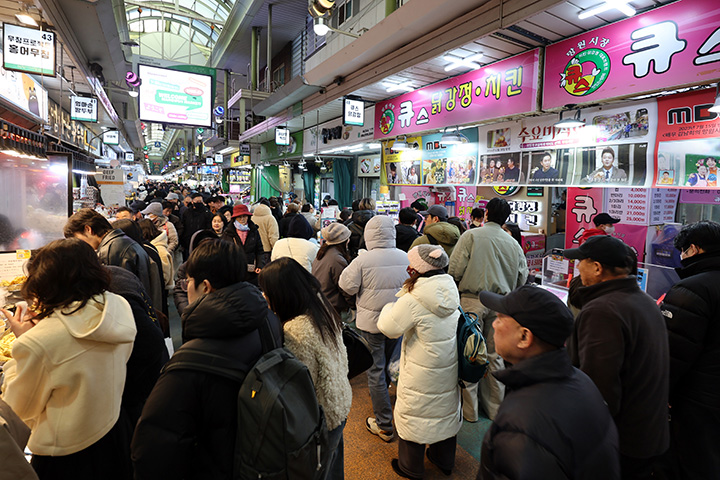 민족 최대명절 설을 앞둔 지난 1일 서울 마포구 망원시장에서 시민들이 장을 보고 있다. 2026.2.1 (ⓒ뉴스1, 무단 전재-재배포 금지)