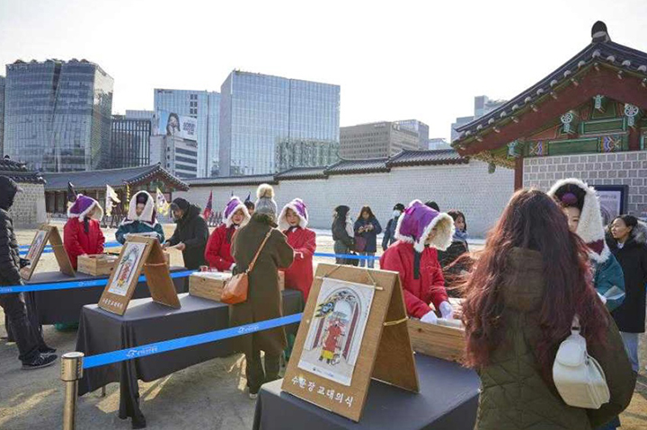 지난해 경복궁에서 진행한 세화 나눔 행사 (사진=국가유산청)