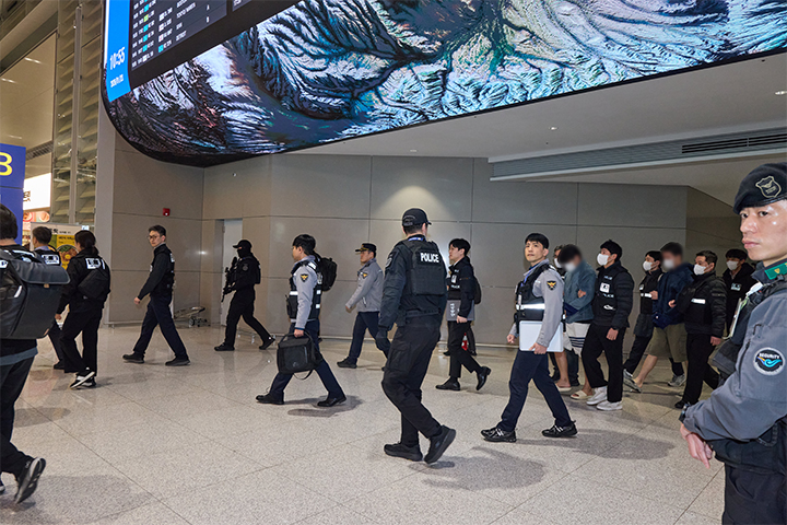 캄보디아에서 스캠(scam·사기), 인질강도 등 범행을 저지른 한국인 범죄 조직원들이 23일 인천국제공항을 통해 국내로 송환돼 수사기관으로 압송되고 있다. 2026.1.23 (사진=경찰청)