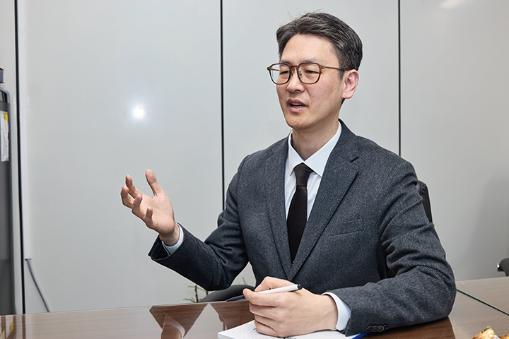 박재석 경찰청 국제공조1과장(총경)이 캄보디아 스캠단지 소탕과 대규모 피의자 송환 작전에 대해 설명하고 있다. (사진=경찰청)