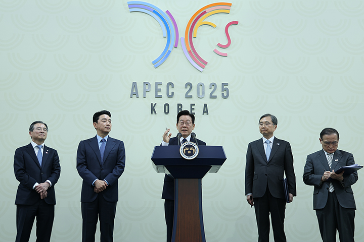 이재명 대통령이 경주화백컨벤션센터(HICO)에서 열린 2025 아시아태평양경제협력체(APEC) 정상회의 기자회견에서 답변하고 있다. 왼쪽부터 김용범 정책실장, 강훈식 비서실장, 이 대통령, 조현 외교장관, 위성락 안보실장. 2025.11.1.(사진=저작권자(c) 연합뉴스, 무단 전재-재배포 금지)