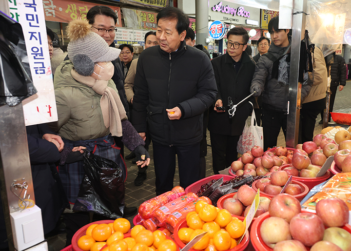 구윤철 부총리 겸 재정경제부 장관이 2일 설 명절을 앞두고 성수품 물가와 수급 동향을 점검하기 위해 천안중앙시장을 방문해 사회복지시설에 전달할 물품을 살펴보며 상인과 대화하고 있다. 2026.2.2 (사진=저작권자(c) 연합뉴스, 무단 전재-재배포 금지)