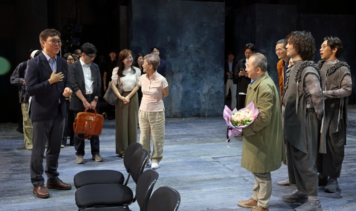 최휘영 문화체육관광부 장관이 지난해 8월 서울 중구 명동예술극장을 방문해 (재)국립극단의 '삼매경' 종연 공연을 관람한 뒤 출연진을 격려하고 있다. 2025.8.(ⓒ뉴스1, 무단 전재-재배포 금지)