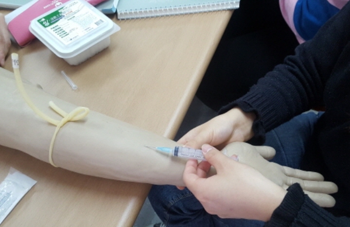 간호학원에서 채혈 실습 중인 지인의 모습